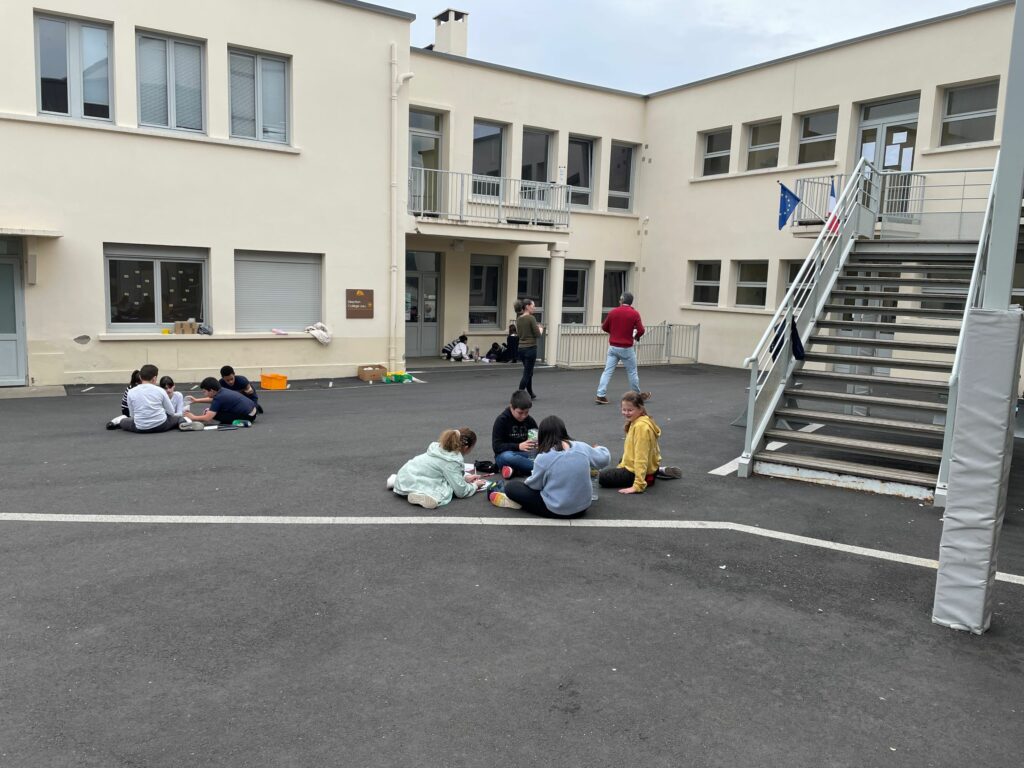 classe-en-exterieur-pour-lecole