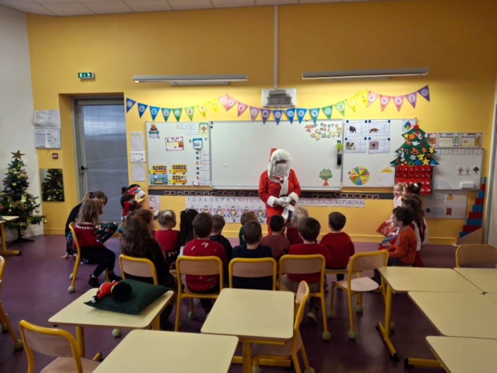 le-pere-noel-en-visite-a-lecole-saint-joseph
